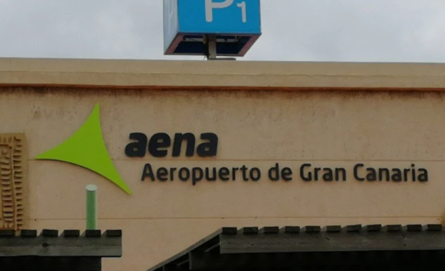 Las Palmas de Gran Canaria Airport (LPA) serve Gran Canaria island and its capital, Las Palmas.